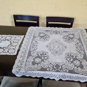 L 132 - Set De 5 Piezas - Importante set de 3 manteles grandes, 1 chico y 1 carpeta, todos en genero calado con diseños florales y geometricos (uno de ellos tiene pequeña averia en el calado) - imagen 5