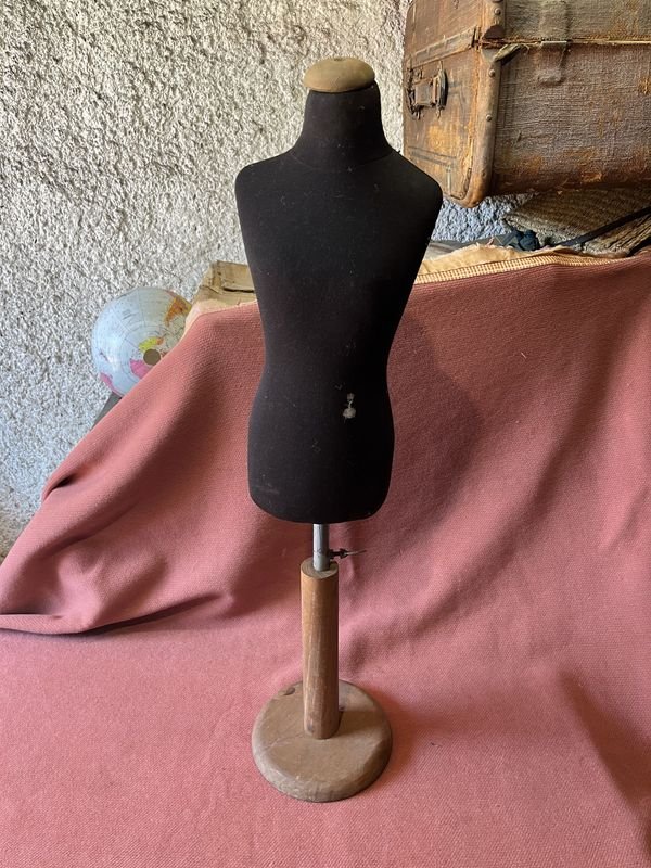 Antiguo maniqui de niño con base de madera - imagen 1