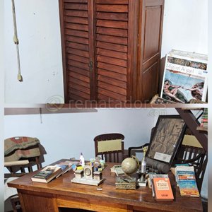 Lote siguiente: Mueble de madera tipo placard y escritorio antiguo