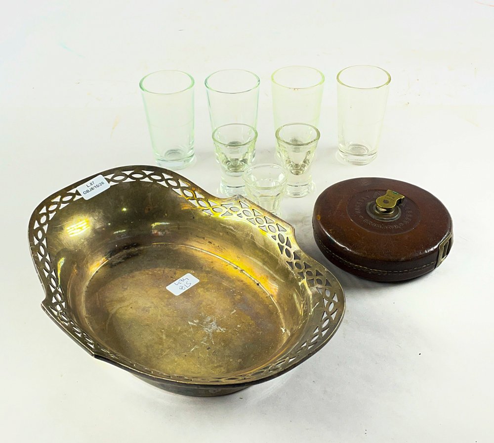 Nueve piezas, centro en metal oval ala calada, vasos licor y cinta métrica (con detalles)