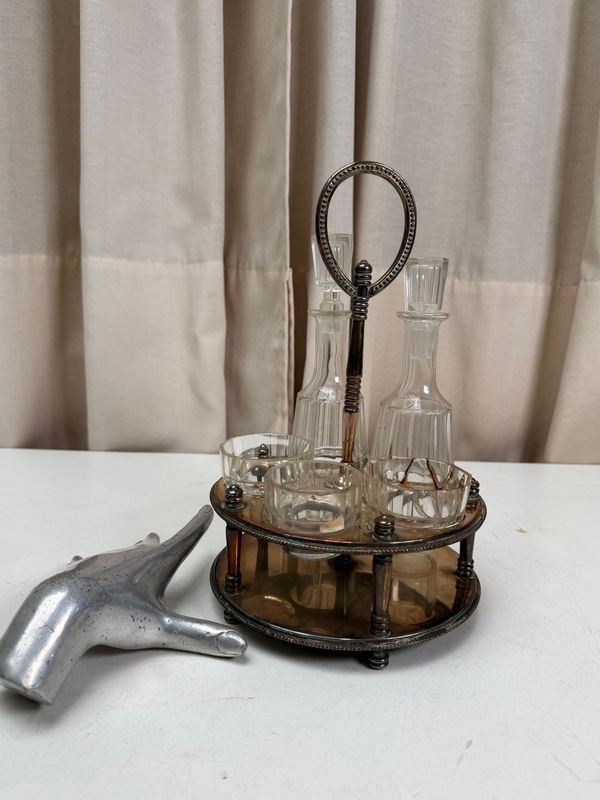 Christofle Vinagreras de Cristal con Base Metálica y Grabado Monograma