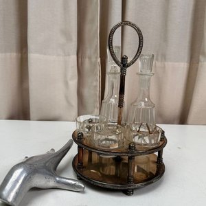 Christofle Vinagreras de Cristal con Base Metálica y Grabado Monograma - imagen 1