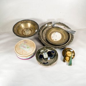 Lote siguiente: Lote de Metales y Adornos: Bandeja, Plato, Lata de Galletas y Figura Religiosa