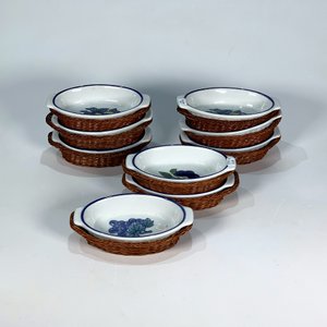 Nueve Cazuelas Ovales de Losa Blanca con Soporte de Ratán y Decoración Frutal - imagen 1