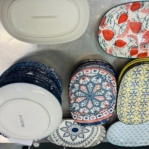 12 Bandejas de Loza Estampadas y 16 Platos Llanos - imagen 5
