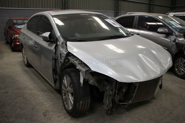 Nissan Sentra Sedán Plateado con Daños Frontales - imagen 1