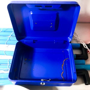 Lote de Servilleteros, Caja de Chapa Azul y Red de Voleibol - imagen 2