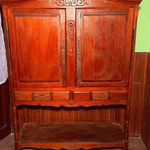 Lote siguiente: Aparador Provenzal de Madera con 2 Puertas y 2 Cajones