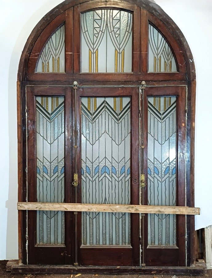 Lote anterior: Ventana antigua con vitrales y marco en cedro