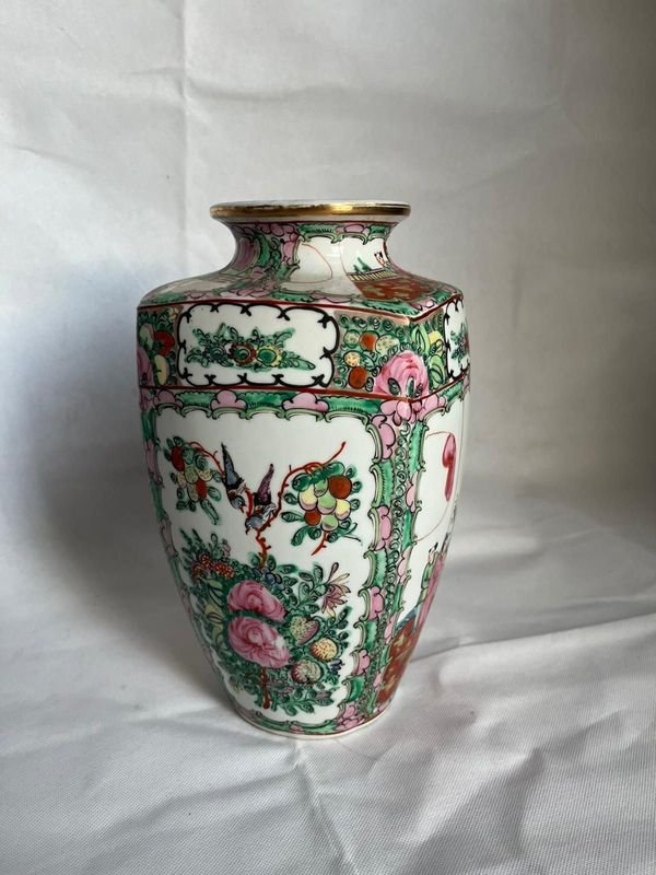 Jarrón pintado de Hong Kong - Vaso decorativo con diseño floral - imagen 3