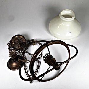 Lote siguiente: Colgante de Bronce con Pantalla de Vidrio Opalino