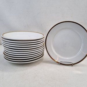 Juego de 13 Platos Llanos Porcelana Nacional 'Olmos' con Borde Dorado - imagen 1