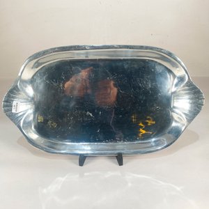 Lote siguiente: Bandeja Ovalada de Peltre con Detalles Decorativos