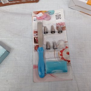 Cinco piezas: soporte de tv + dos smart watches + set de repostería + cortadora de cabello. - imagen 6