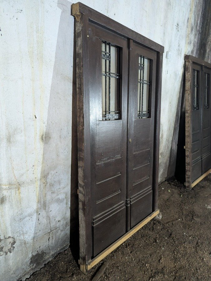 Puerta antigua de cedro con reja y marco de pinotea - imagen 6