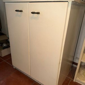 Mueble Bajo Blanco con Puertas y Estantes - imagen 2