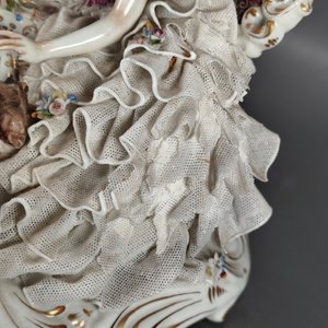 Figura de Porcelana Capodimonte: Dama con Perro y Detalles Florales - imagen 10
