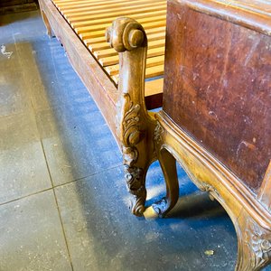 Lote anterior: Cama Antigua de Madera con Detalles Tallados