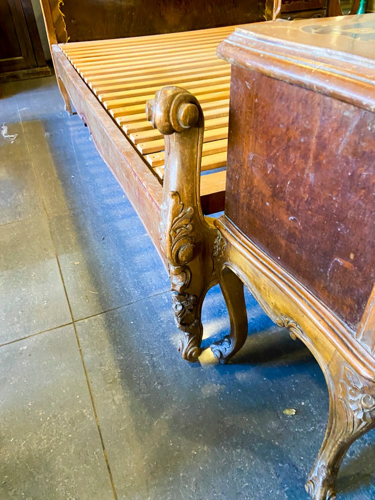 Cama Antigua de Madera con Detalles Tallados