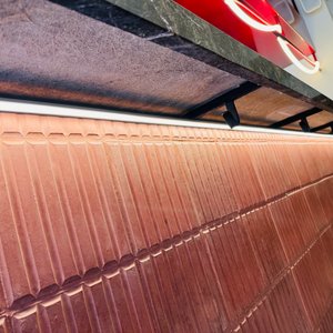 Lote #011 – Mármol para barra en L, son tres placas ó segmentos unidos, más 10 ganchos de hierro para carteras pegados debajo, más tira led, más posa pies en caño redondo en L – 400x165x40cm (mármol) – posa pies igual - imagen 5