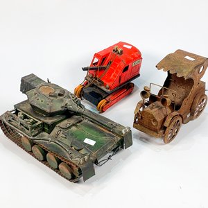 Lote de 3 Juguetes Antiguos de Chapa: Tanque, Retroexcavadora y Coche - imagen 2