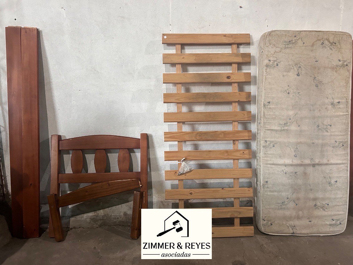 Cama de Madera con Colchón Desmontada