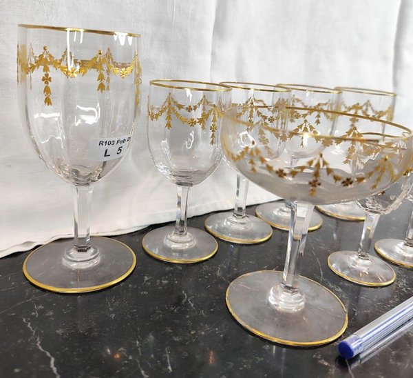 Colección de copas de cristal con guarda dorada en diferentes tamaños y formas - imagen 3