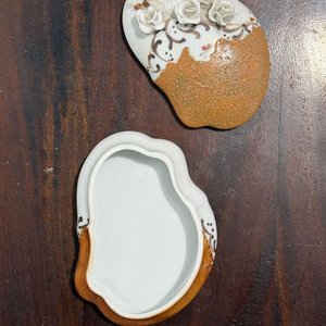Caja Decorativa de Porcelana Artesanal con Rosas en Relieve - imagen 4