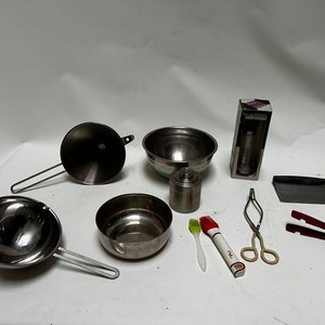 Lote siguiente: Lote de Bowls y Utensilios de Cocina: Coladores, Pinzas, Pinceles y Más
