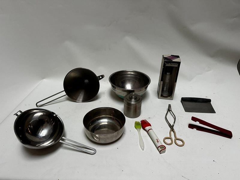 Lote de Bowls y Utensilios de Cocina: Coladores, Pinzas, Pinceles y Más