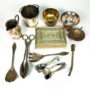 Lote siguiente: Lote de Metal Vintage: Caja Alhajera, Cubiertos, Jarra, Hielera y Más