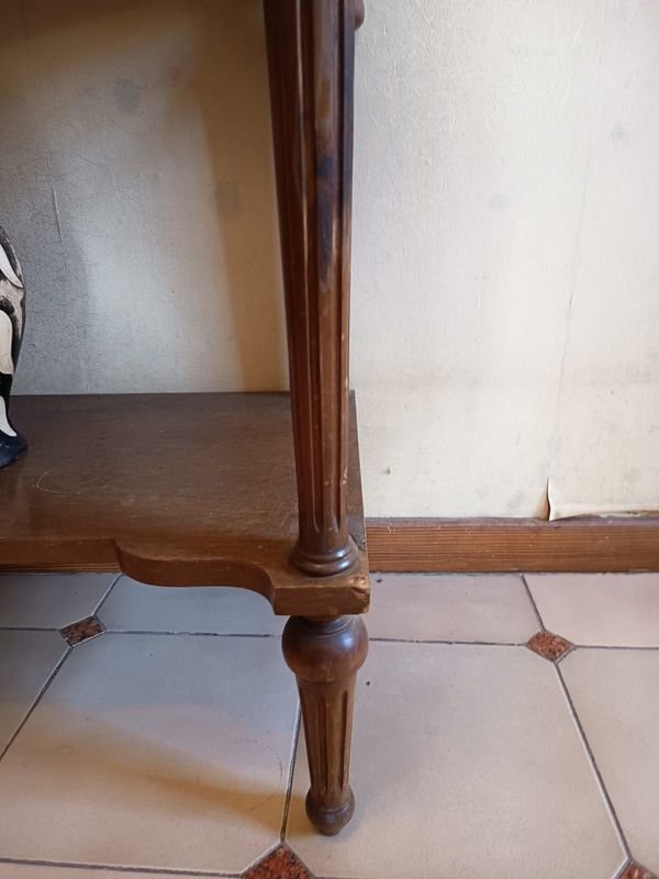 Elegante Mesa Consola Clásica con Herrería en Bronce y Estante Inferior - imagen 3