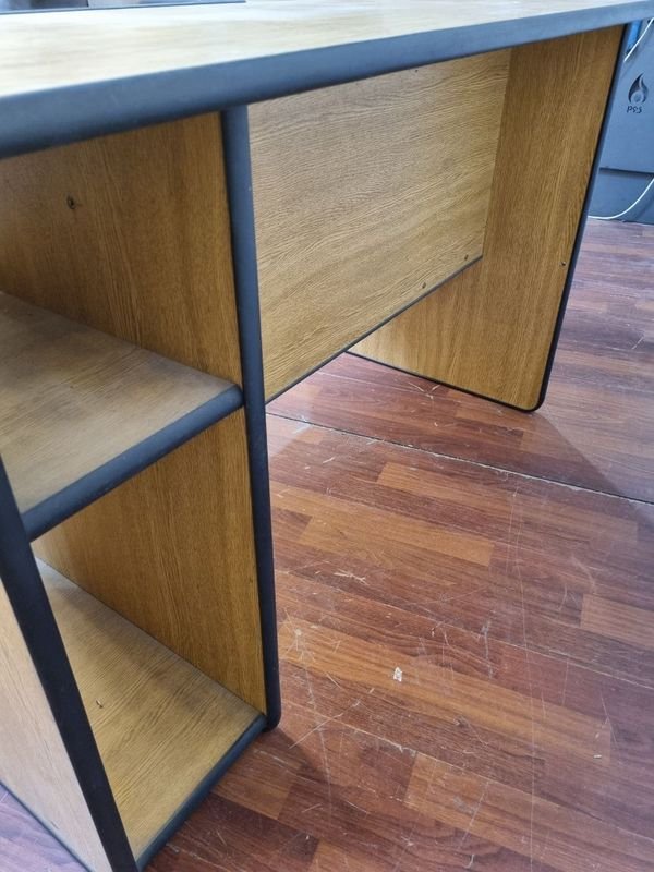 Escritorio con bandeja y cantonera de goma - imagen 4