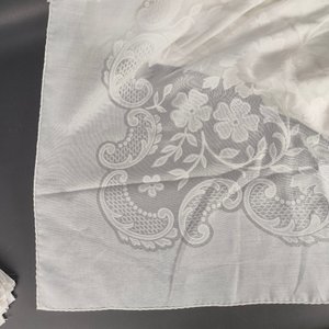 Mantel Rectangular Blanco con Diseño Floral y 14 Servilletas Lisas - imagen 5