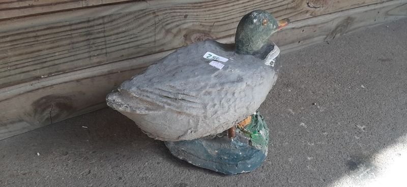 Decoy de Pato de Plástico y Madera - imagen 3