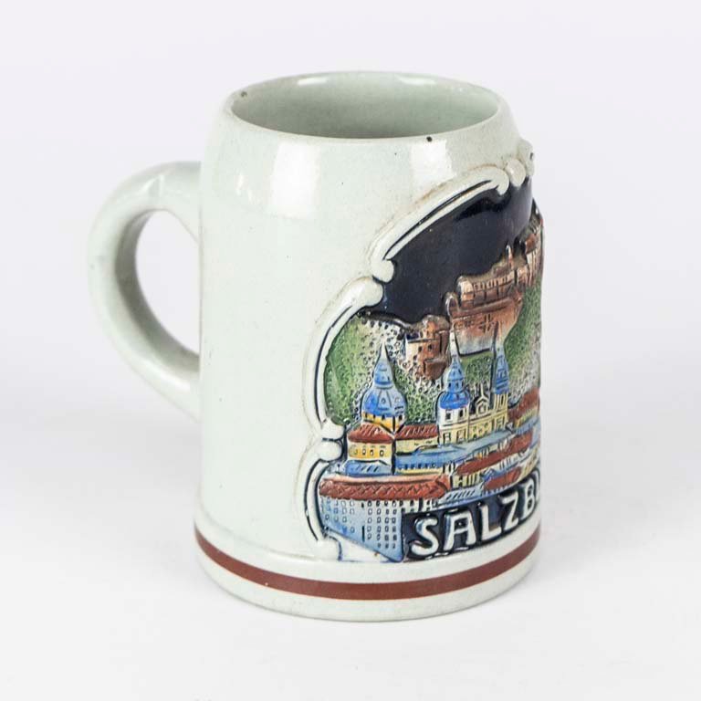 Jarra de cerveza de porcelana austriaca con escena de Salszburgo en relieve - imagen 2