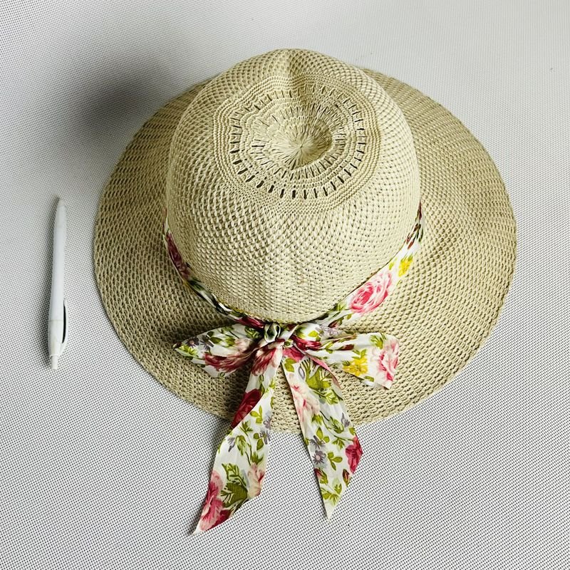 Lote siguiente: Sombreros para damas con accesorios de moda
