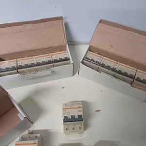 Caja con 4 Llaves Térmicas Trifásicas TQC de 25 Amp - imagen 5