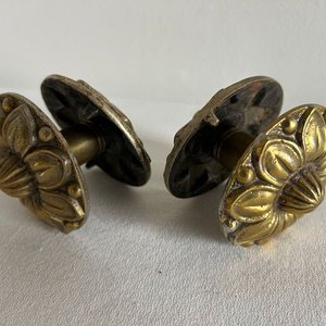 Par de Manijas Antiguas de Bronce Macizo con Diseño Floral - imagen 3