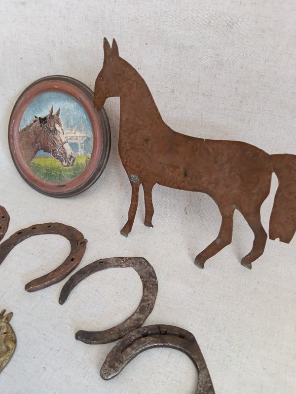 Figura de caballo en lamina de cobre, herraduras y varios - imagen 4