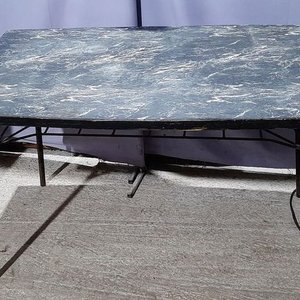 Mesa y Bargueño de Cerámica Marmolada con Patas Metálicas - imagen 3