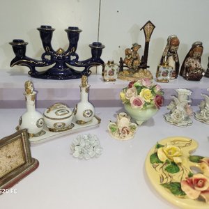 Lote de Adornos Decorativos Variados: Candelabros, Figuras, Reloj y Más - imagen 3