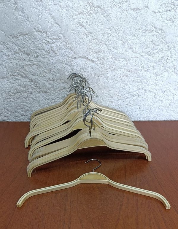 Perchas en madera de excelente calidad