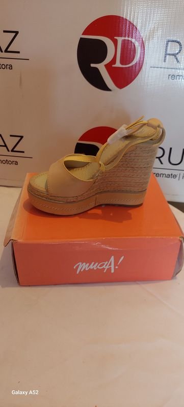 Lote anterior: Zapatos de tacón alto beige para personas altas