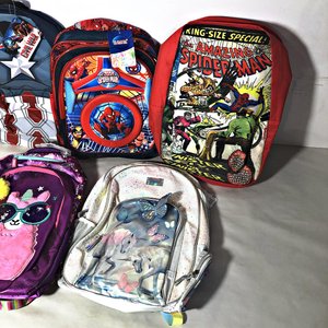Lote de 5 Mochilas Infantiles con Personajes y Diseños Brillantes - imagen 3