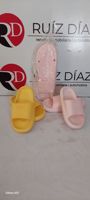 Lote siguiente: Zapatillas coloridas para hombre
