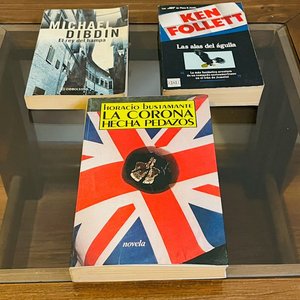 Trilogía de Novelas de Intriga y Suspenso: "La corona hecha pedazos", "Las alas del águila", "El rey del Hampa" - imagen 1