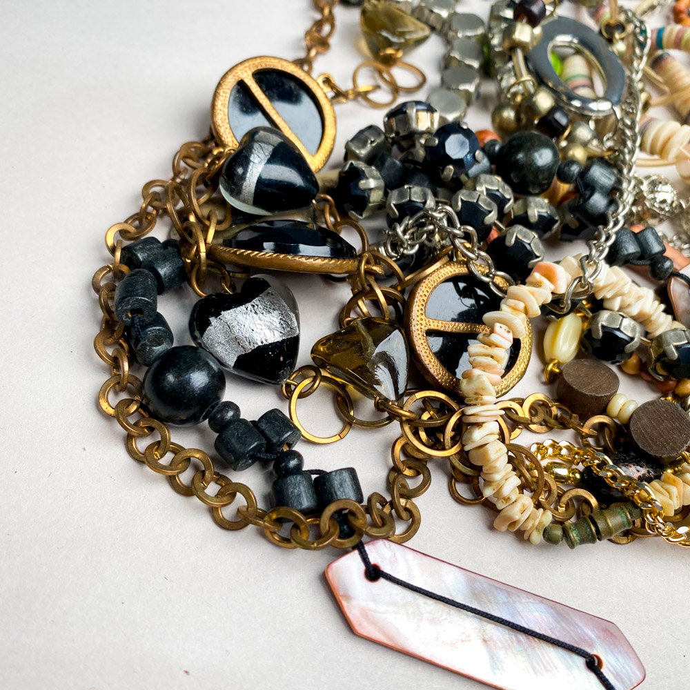 Collares de diferentes estilos y materiales - imagen 2