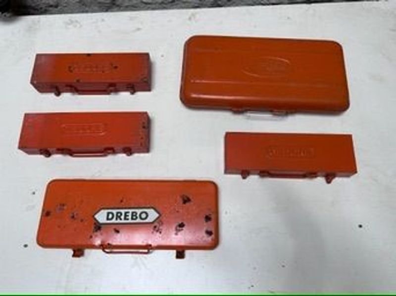 Lote siguiente: Lote de cajas de chapa DREBO - Colección de cajas rojas