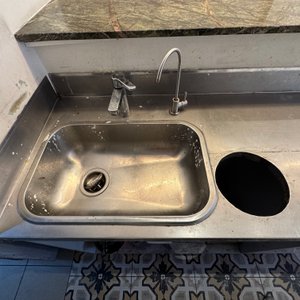 Lote #017 – Mesada de Ac/Inox con bacha y orificios para residuos, con mueble de melamílico, estantes y 4 cajones, incluye grifería - imagen 5